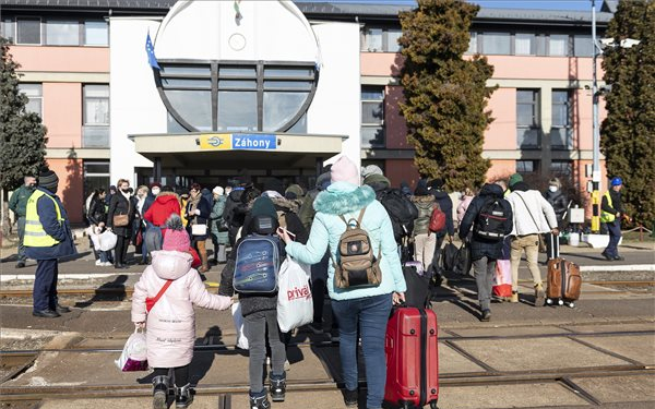 Az idegenrendészet megnövelt létszámmal segíti a menekülőket