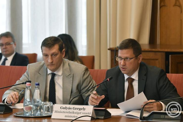 Gulyás Gergely szerint az Európai Bizottság mindent megtesz a jelenlegi kormány eltakarításáért