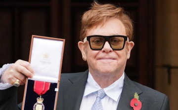 A brit becsületrend tagjává avatták Elton Johnt